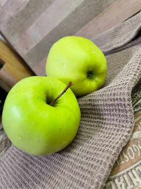 Masadaki yeşil elma