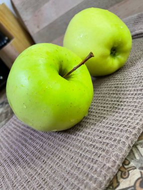 Ahşap arka planda yeşil elmalar