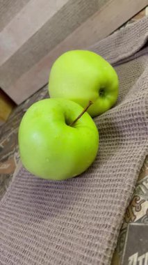 Masadaki yeşil elma