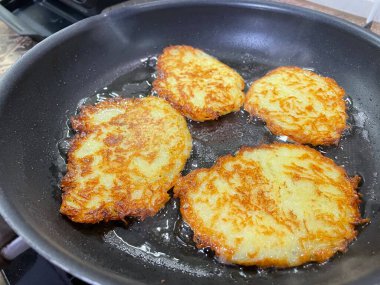 Kızartma tavası, patates tabağı, kızartma tavasında kızarmış patates, Ukrayna mutfağı, derunes, derunes, derun