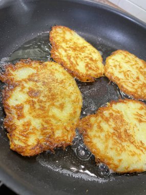 Kızartma tavası, patates tabağı, kızartma tavasında kızarmış patates, Ukrayna mutfağı, derunes, derunes, derun