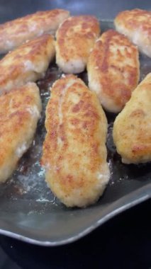 Kızarmış tavuk pirzolası, kebap, tavada et.