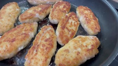 Kızarmış tavuk pirzolası, kebap, tavada et.