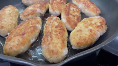 Kızarmış tavuk pirzolası, kebap, tavada et.