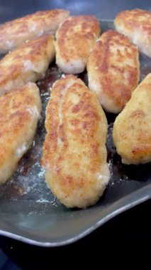 Kızarmış tavuk pirzolası, kebap, tavada et.