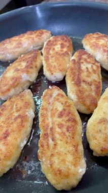 Kızarmış tavuk pirzolası, kebap, tavada et.