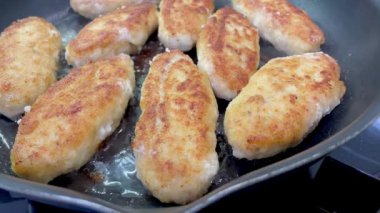 Kızarmış tavuk pirzolası, kebap, tavada et.