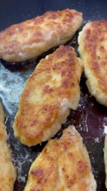 Kızarmış tavuk pirzolası, kebap, tavada et.