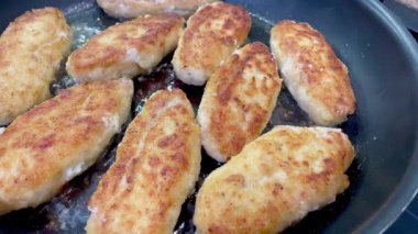 Kızarmış tavuk pirzolası, kebap, tavada et.