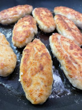 Ukrayna usulü leziz kızarmış et pirzolası kızartma tavasında ekmek kırıntıları içinde yağ, tavuk, domuz, kebap.