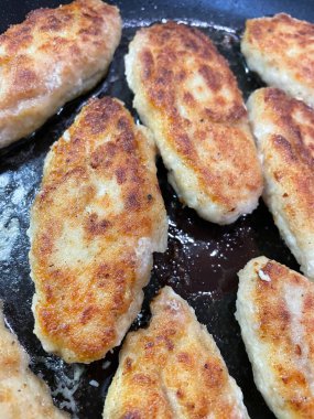 Ukrayna usulü leziz kızarmış et pirzolası kızartma tavasında ekmek kırıntıları içinde yağ, tavuk, domuz, kebap.