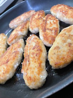 Ukrayna usulü leziz kızarmış et pirzolası kızartma tavasında ekmek kırıntıları içinde yağ, tavuk, domuz, kebap.