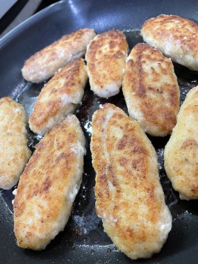 Ukrayna usulü leziz kızarmış et pirzolası kızartma tavasında ekmek kırıntıları içinde yağ, tavuk, domuz, kebap.