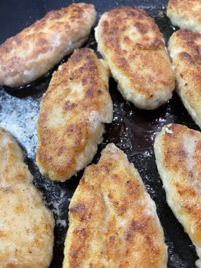 Ukrayna usulü leziz kızarmış et pirzolası kızartma tavasında ekmek kırıntıları içinde yağ, tavuk, domuz, kebap.