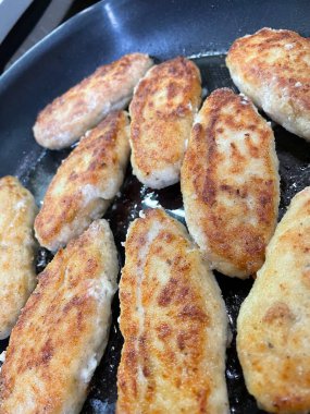 Ukrayna usulü leziz kızarmış et pirzolası kızartma tavasında ekmek kırıntıları içinde yağ, tavuk, domuz, kebap.