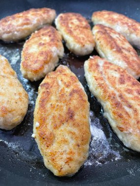 Ukrayna usulü leziz kızarmış et pirzolası kızartma tavasında ekmek kırıntıları içinde yağ, tavuk, domuz eti.