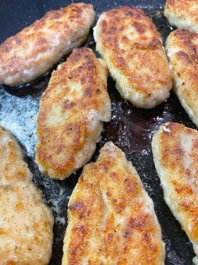 Ukrayna usulü leziz kızarmış et pirzolası kızartma tavasında ekmek kırıntıları içinde yağ, tavuk, domuz eti.