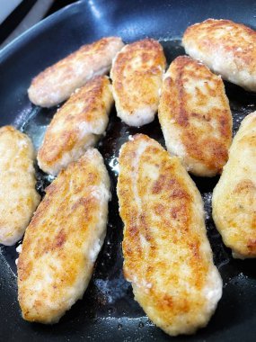 Ukrayna usulü leziz kızarmış et pirzolası kızartma tavasında ekmek kırıntıları içinde yağ, tavuk, domuz eti.