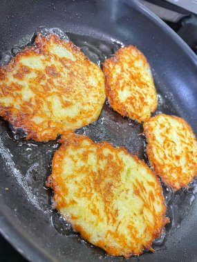 Kızartma tavası, patates tabağı, kızartma tavasında kızarmış patates, Ukrayna mutfağı, derun, derunes, derunes, patates gözlemesi. 