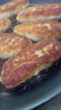 Ukrayna usulü leziz kızarmış et pirzolaları kızartma tavasında ekmek kırıntıları içinde yağ, tavuk, et