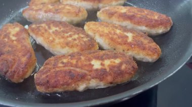 Ukrayna usulü leziz kızarmış et pirzolaları kızartma tavasında ekmek kırıntıları içinde yağ, tavuk, et