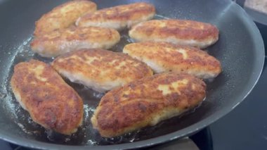 Ukrayna usulü leziz kızarmış et pirzolaları kızartma tavasında ekmek kırıntıları içinde yağ, tavuk, et
