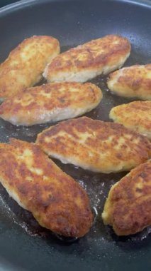 Ukrayna usulü leziz kızarmış et pirzolaları kızartma tavasında ekmek kırıntıları içinde yağ, tavuk, et