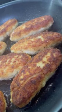 Ukrayna usulü leziz kızarmış et pirzolaları kızartma tavasında ekmek kırıntıları içinde yağ, tavuk, et