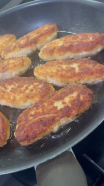 Ukrayna usulü leziz kızarmış et pirzolaları kızartma tavasında ekmek kırıntıları içinde yağ, tavuk, et