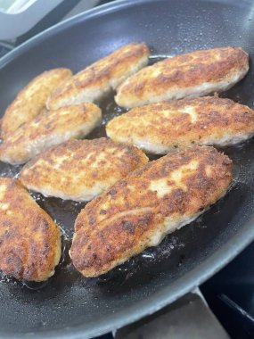 Ukrayna usulü leziz kızarmış et pirzolası kızartma tavasında ekmek kırıntıları içinde yağ, tavuk, et, köfte 