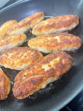 Ukrayna usulü leziz kızarmış et pirzolası kızartma tavasında ekmek kırıntıları içinde yağ, tavuk, et, köfte 