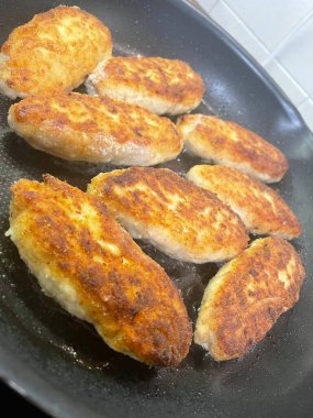 Ukrayna usulü leziz kızarmış et pirzolası kızartma tavasında ekmek kırıntıları içinde yağ, tavuk, et, köfte 