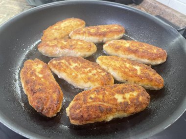 Ukrayna usulü leziz kızarmış et pirzolası kızartma tavasında ekmek kırıntıları içinde yağ, tavuk, et, köfte 