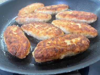 Ukrayna usulü leziz kızarmış et pirzolası kızartma tavasında ekmek kırıntıları içinde yağ, tavuk, et, köfte 