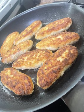 Ukrayna usulü leziz kızarmış et pirzolası kızartma tavasında ekmek kırıntıları içinde yağ, tavuk, et, köfte 