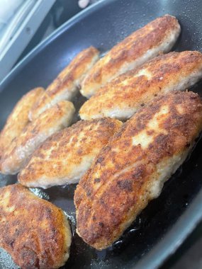 Ukrayna usulü leziz kızarmış et pirzolası kızartma tavasında ekmek kırıntıları içinde yağ, tavuk, et, köfte 