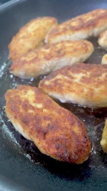 Ukrayna usulü leziz kızarmış et pirzolaları kızartma tavasında ekmek kırıntıları içinde yağ, tavuk, et