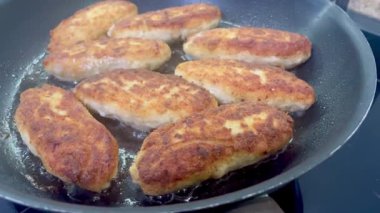 Ukrayna usulü leziz kızarmış et pirzolaları kızartma tavasında ekmek kırıntıları içinde yağ, tavuk, et