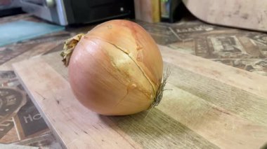 Tahta kasede taze sarımsak, seçici odak