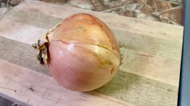 Tahta masaya taze sarımsak ve soğan koy..