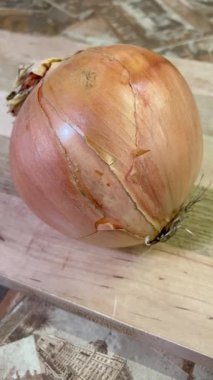 Kesme tahtasındaki soğanın yakın plan çekimi.