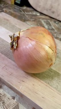 Ahşap zemin üzerinde soğanlar