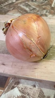 soğan kesme tahtası üzerinde.