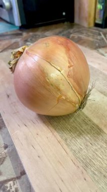 Tahtayla kesilmiş soğan..