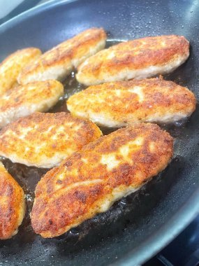 Ukrayna usulü leziz kızarmış et pirzolası kızartma tavasında kızarmış ekmek kırıntıları içinde yağ, tavuk, et, kebap, pirzola, köfte 