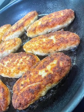 Ukrayna usulü leziz kızarmış et pirzolası kızartma tavasında kızarmış ekmek kırıntıları içinde yağ, tavuk, et, kebap, pirzola, köfte 