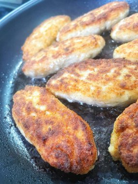 Ukrayna usulü leziz kızarmış et pirzolası kızartma tavasında kızarmış ekmek kırıntıları içinde yağ, tavuk, et, kebap, pirzola, köfte 