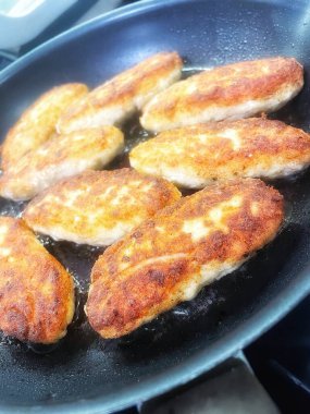 Ukrayna usulü leziz kızarmış et pirzolası kızartma tavasında kızarmış ekmek kırıntıları içinde yağ, tavuk, et, kebap, pirzola, köfte 