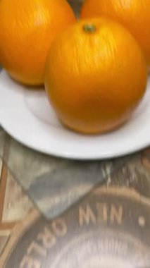 beyaz tabakta portakallar