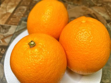 Beyaz arka planda taze portakal, meyve, vitamin, sağlıklı yiyecek, C vitamini. 